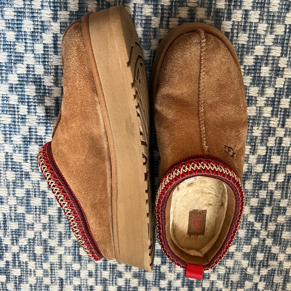 Women’s Uggs Tazz Suede shearling, size 10